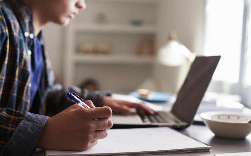 Profesorii care nu sunt vaccinați ar putea preda doar online. Cîmpeanu: E o presiune din partea părinților