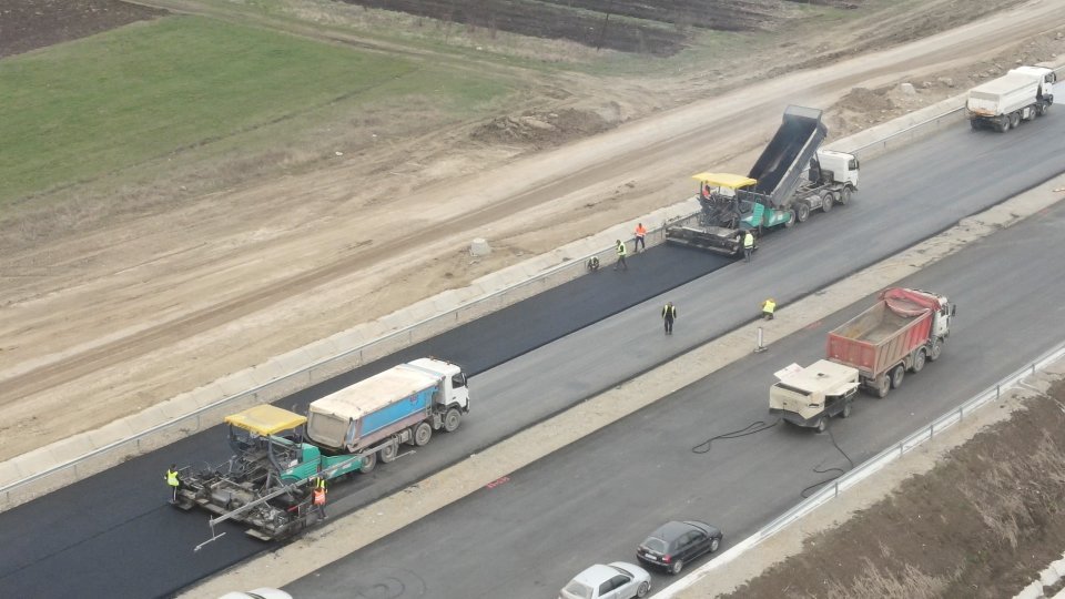 Mobilizare generală pe autostrada Sebeș - Turda. Se lucrează cu asfaltatori din Grecia
