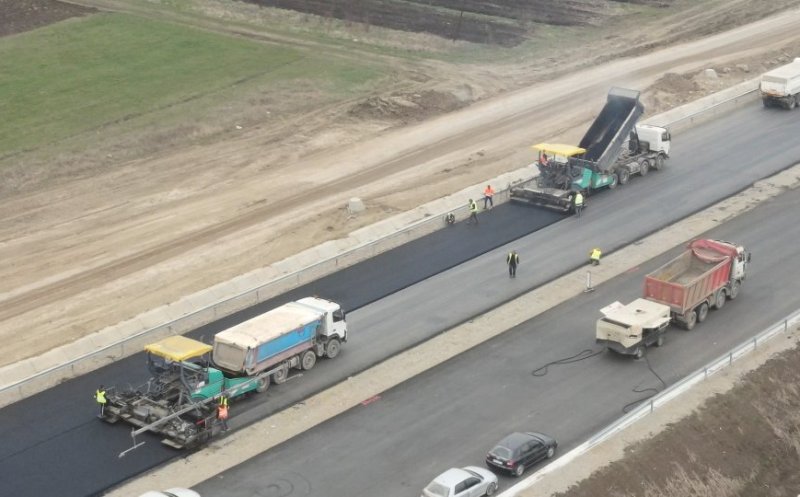 Mobilizare generală pe autostrada Sebeș - Turda. Se lucrează cu asfaltatori din Grecia