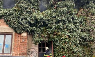 Casă cuprinsă de flăcări pe o stradă din Cluj-Napoca. Intervin pompierii/ O persoană ar fi rămas în interior