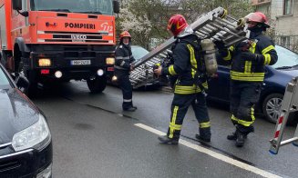 Casă cuprinsă de flăcări pe o stradă din Cluj-Napoca. Intervin pompierii/ O persoană ar fi rămas în interior