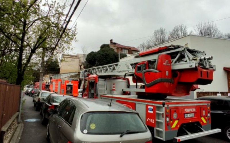 Casă cuprinsă de flăcări pe o stradă din Cluj-Napoca. Intervin pompierii