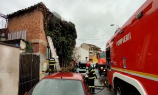 Casă cuprinsă de flăcări pe o stradă din Cluj-Napoca. Intervin pompierii/ O persoană ar fi rămas în interior