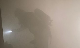 Casă cuprinsă de flăcări pe o stradă din Cluj-Napoca. Intervin pompierii