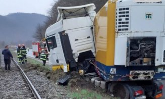 Accident la Negreni. Un TIR a ieșit de pe șosea în apropierea căii ferate