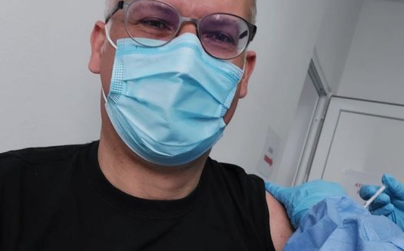 Cetăţean străin, vaccinat anti-COVID într-un centru din țară: "Gata, vaccinat, prima doză cu Moderna! Trăiască România!"