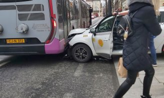Accident pe Regele Ferdinand. Un taxi a intrat într-un troleibuz