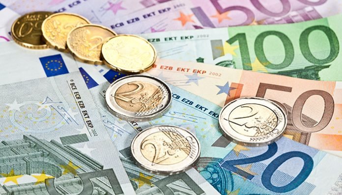 Euro a atins luni un nou maxim istoric. Leul îşi continuă deprecierea