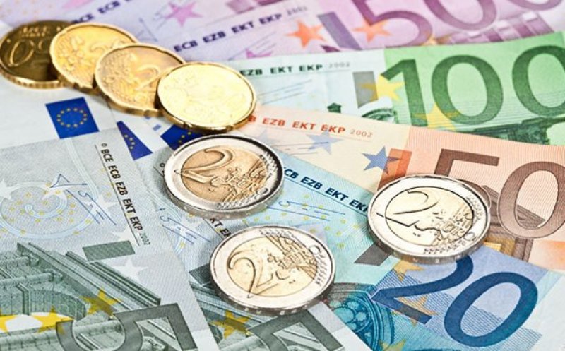 Euro a atins luni un nou maxim istoric. Leul îşi continuă deprecierea