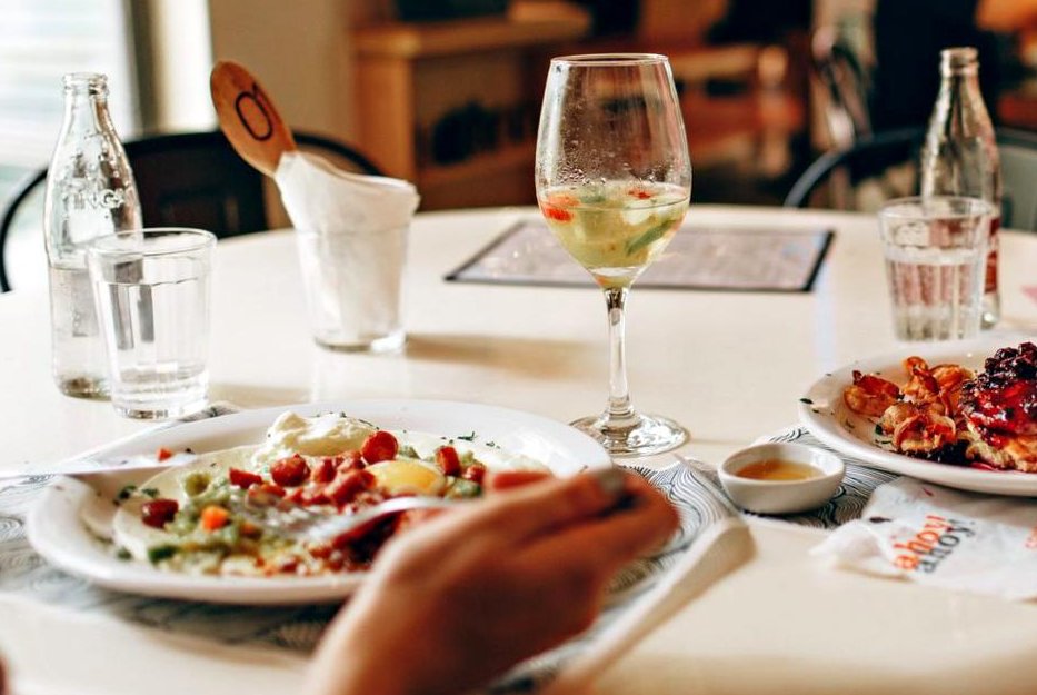 Restaurantele care şi-au vaccinat toţi angajaţii ar putea rămâne deschise