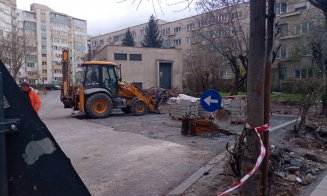 Mănăşturul, împânzit de muncitori care trag tare la borduri şi parcări