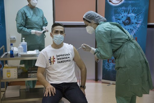 România are vaccin, dar nu mai sunt doritori. Cîțu spune că sarcina Guvernului era să aducă vaccin, nu să-i și convingă pe oameni să se vaccineze
