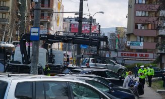 Poliția locală, "curățenie de primăvară" pe o stradă din Cluj-Napoca. Au ridicat toate mașinile parcate aiurea