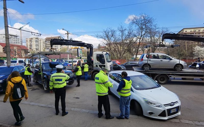Poliția locală, "curățenie de primăvară" pe o stradă din Cluj-Napoca. Au ridicat toate mașinile dintr-o staţie de bus