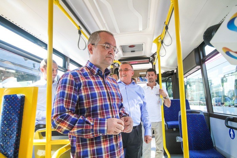 Emil Boc aminteşte din nou de transportul public gratuit pentru cetățeni în zilele de vineri