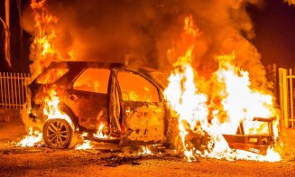 Cum a ajuns un tânăr din Cluj după gratii: A furat o mașină, a intrat cu ea într-un gard și apoi i-a dat foc