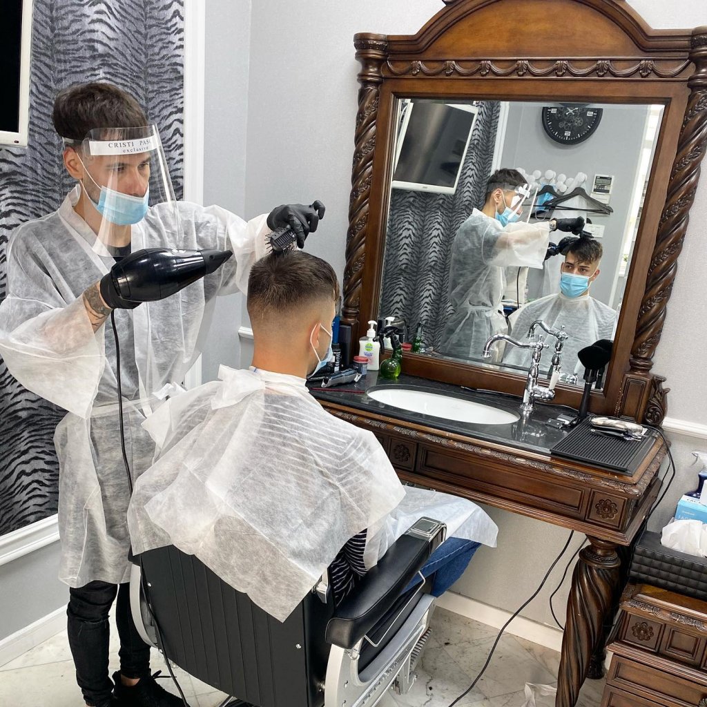 Coafezele, frizerii și cosmeticienele se revoltă: "Suntem în prag de colaps!"