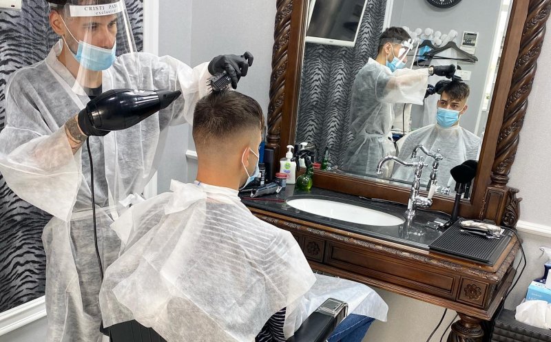 Coafezele, frizerii și cosmeticienele se revoltă: "Suntem în prag de colaps!"