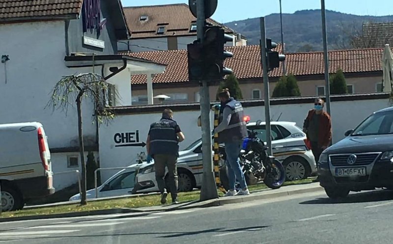 Motociclist rănit, după ce a fost lovit cu mașina de un "bunic" pe Câmpului