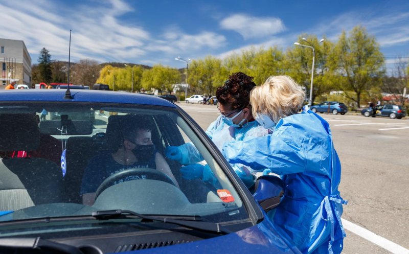 A DOUA ZI cu coadă mare la vaccinarea drive through de la Cluj-Napoca. „Mi-s mândru că mi-s ardelean!”