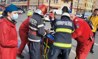 ACCIDENT în Piaţa Gării. Doi tineri au ajuns la spital după ce o autoutilitară a pus la pământ o motocicletă