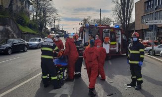 ACCIDENT în Piaţa Gării. Doi tineri au ajuns la spital după ce o autoutilitară a pus la pământ o motocicletă