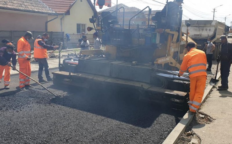 A început asfaltarea pe o stradă importantă din Câmpia Turzii. S-a turnat stratul experimental