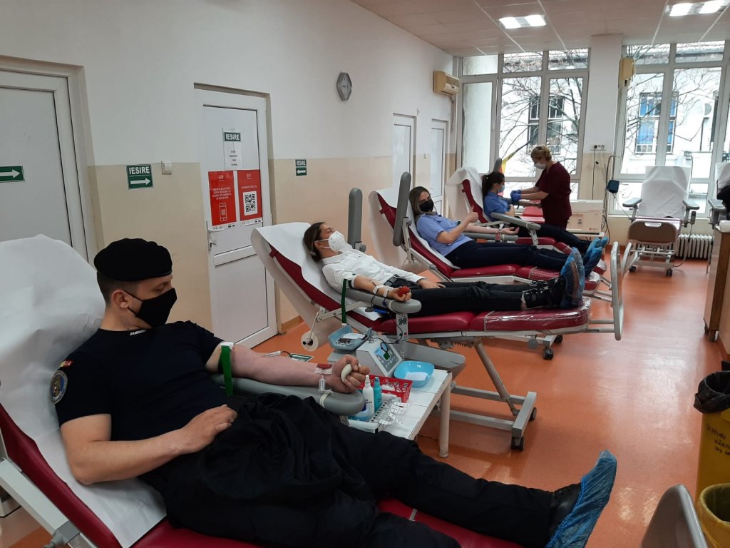Jandarmii clujeni donează sânge pentru viață. „Vino şi tu alături de noi”