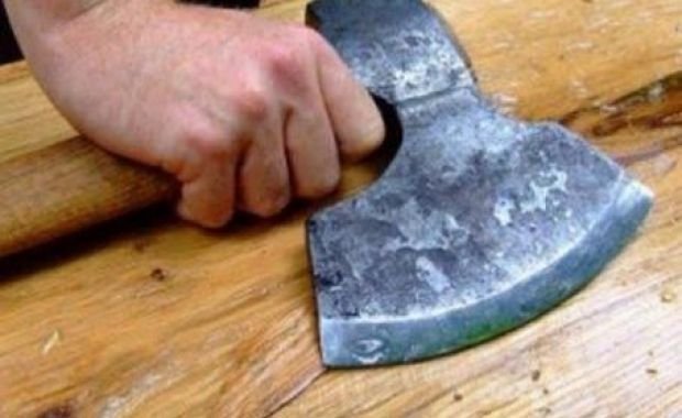 Un nepalez angajat la Cluj și-a atacat cu toporul trei conaționali. Unul a ajuns în stare gravă la spital