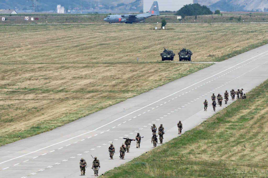 Interes enorm pentru modernizarea Bazei NATO din Cluj. S-au înscris 67 de firme!