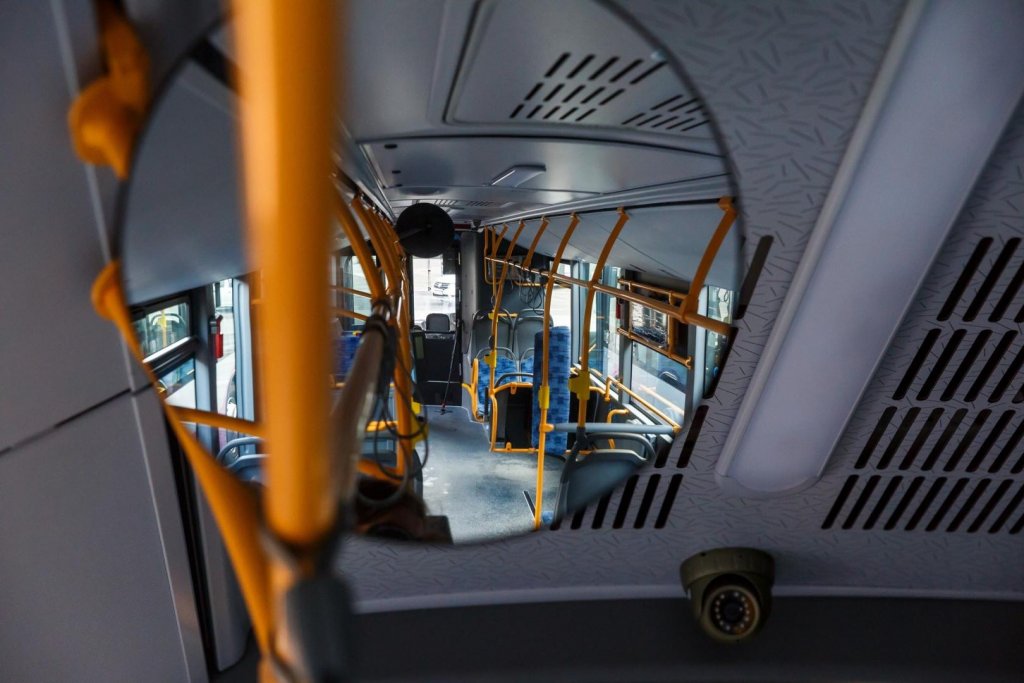 Bătăușul din autobuz a ajuns după gratii. L-a luat la pumni și palme pe un călător care i-a cerut să-și pună masca