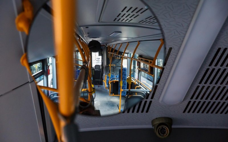 Bătăușul din autobuz a ajuns după gratii. L-a luat la pumni și palme pe un călător care i-a cerut să-și pună masca