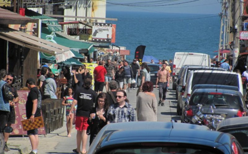 A plouat cu amenzi în Vama Veche după ce tinerii s-au "încins" la chefuri pe plajă