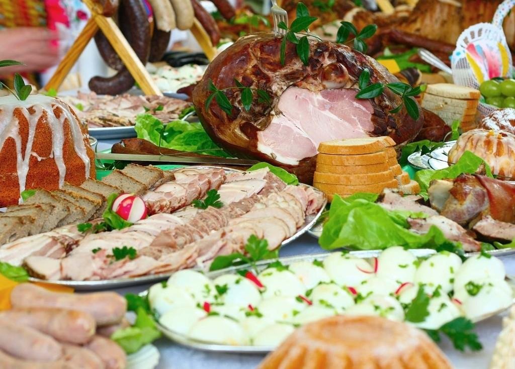 Sfaturi pentru pofticioşi. Ce putem mânca de Paşte fără să ne îngrăşăm. Evitaţi salata de boeuf, sarmalele, prăjelile şi torturile!