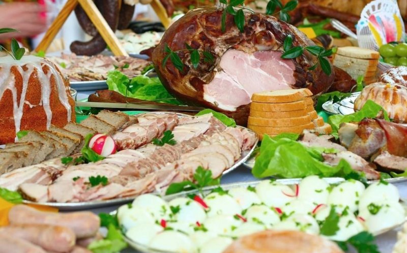 Sfaturi pentru pofticioşi. Ce putem mânca de Paşte fără să ne îngrăşăm. Evitaţi salata de boeuf, sarmalele, prăjelile şi torturile!