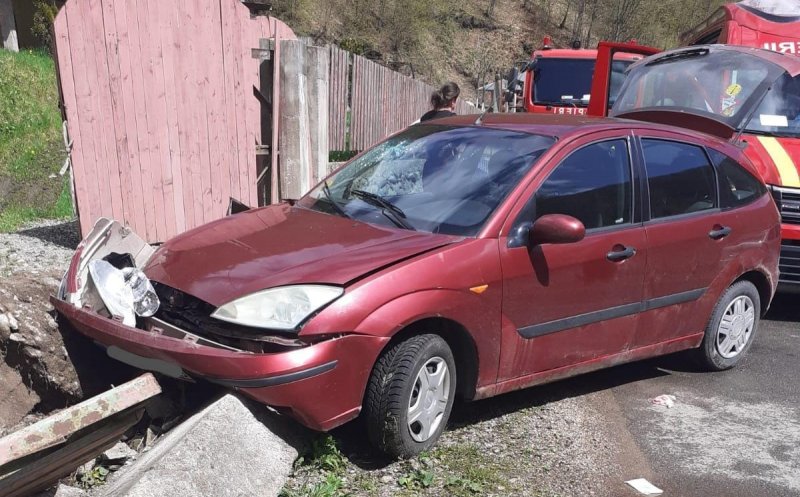 Accident cu trei răniţi, printre care şi un copilaş de trei ani. Maşina a rupt un gard şi s-a oprit într-un stâlp de beton