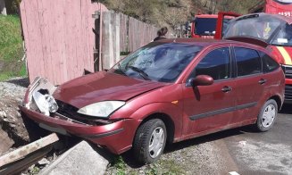 Accident cu trei răniţi, printre care şi un copilaş de trei ani. Maşina a rupt un gard şi s-a oprit într-un stâlp de beton