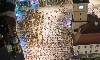 Felicitări, Braşov! Imagini impresionante de la slujba de Înviere din Piaţa Sfatului