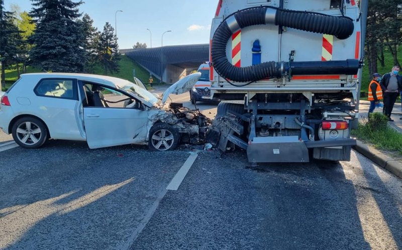 Un tânăr alcoolizat a intrat într-o "gunoierniță" pe Calea Florești