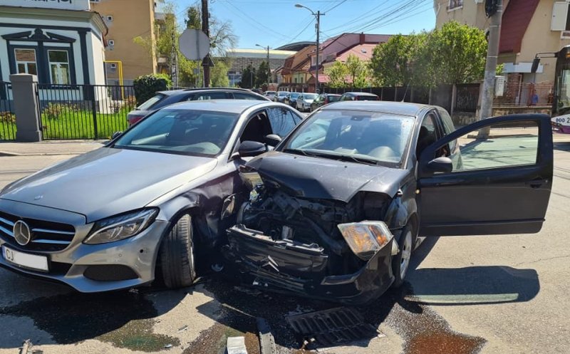 Accident într-o intersecție din Grigorescu. O persoană a ajuns la spital