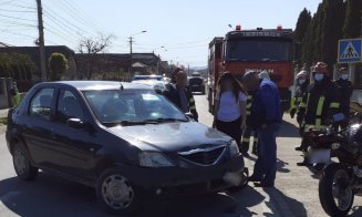 Motociclistă lovită de mașină în Turda. A fost transportată la spital