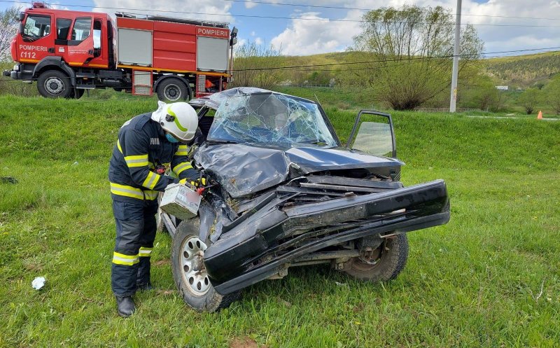 Mașină răsturnată în Luna. A ras un stâlp și s-a oprit în câmp
