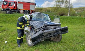 Mașină răsturnată în Luna. A ras un stâlp și s-a oprit în câmp