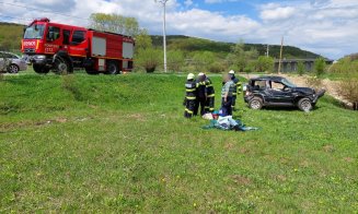 Mașină răsturnată în Luna. A ras un stâlp și s-a oprit în câmp