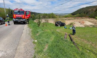 Mașină răsturnată în Luna. A ras un stâlp și s-a oprit în câmp