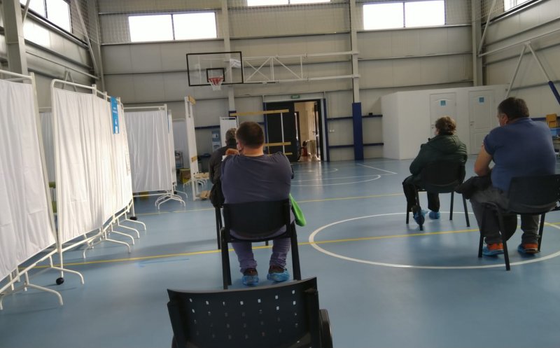 Persoanele complet vaccinate împotriva COVID se pot infecta sau pot transmite virusul?