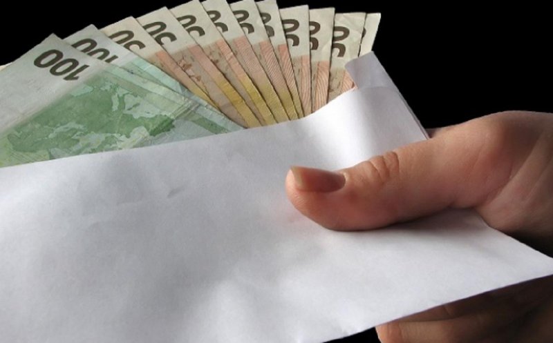 Profesor de la Universitatea Tehnică, trimis la închisoare pentru mită în plicuri cu euro