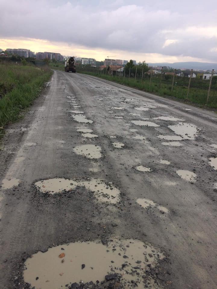 Locuitorii din Sopor s-au săturat de praf și noroi. “Trăim izolați ca în lumea a treia”
