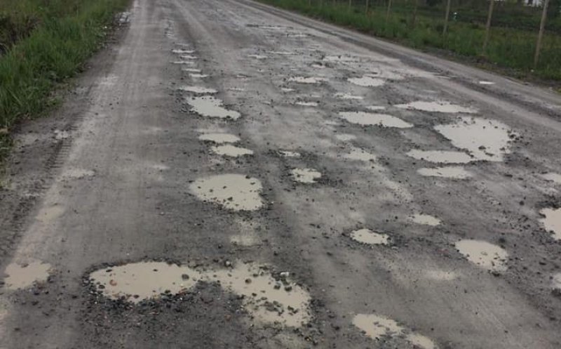 Locuitorii din Sopor s-au săturat de praf și noroi. “Trăim izolați ca în lumea a treia”