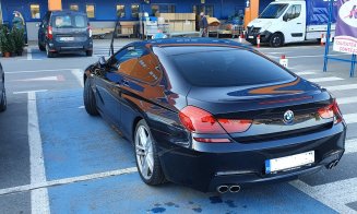 Un BMW a parcat pe două locuri și pe trecerea de pietoni de la Dedeman Cluj